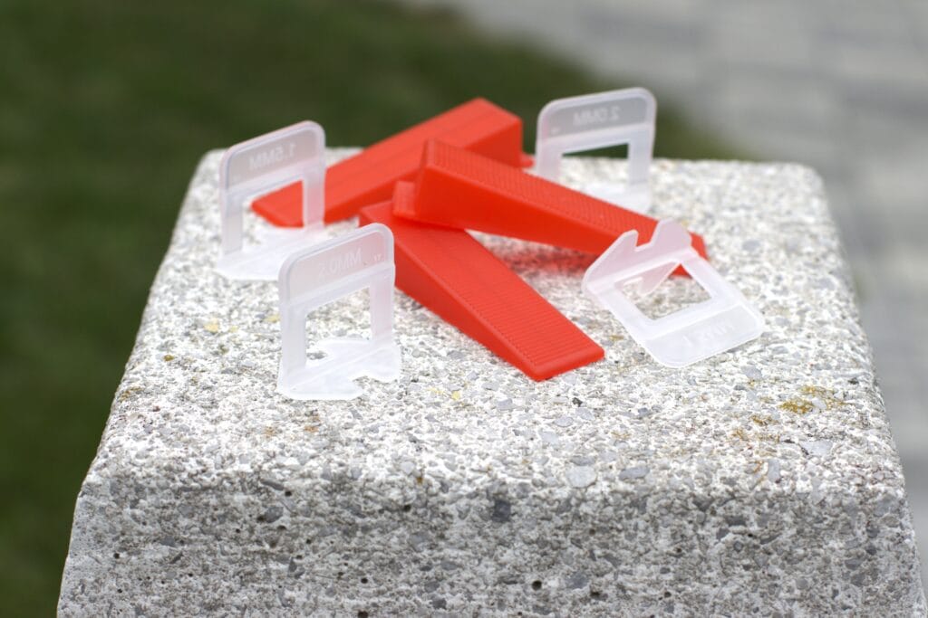 Sistem za nivelacijo keramičnih ploščic